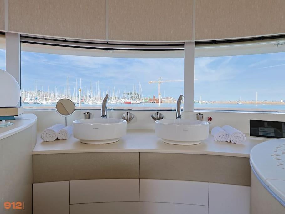 Botel Anthenea Hoteliere Flottante *